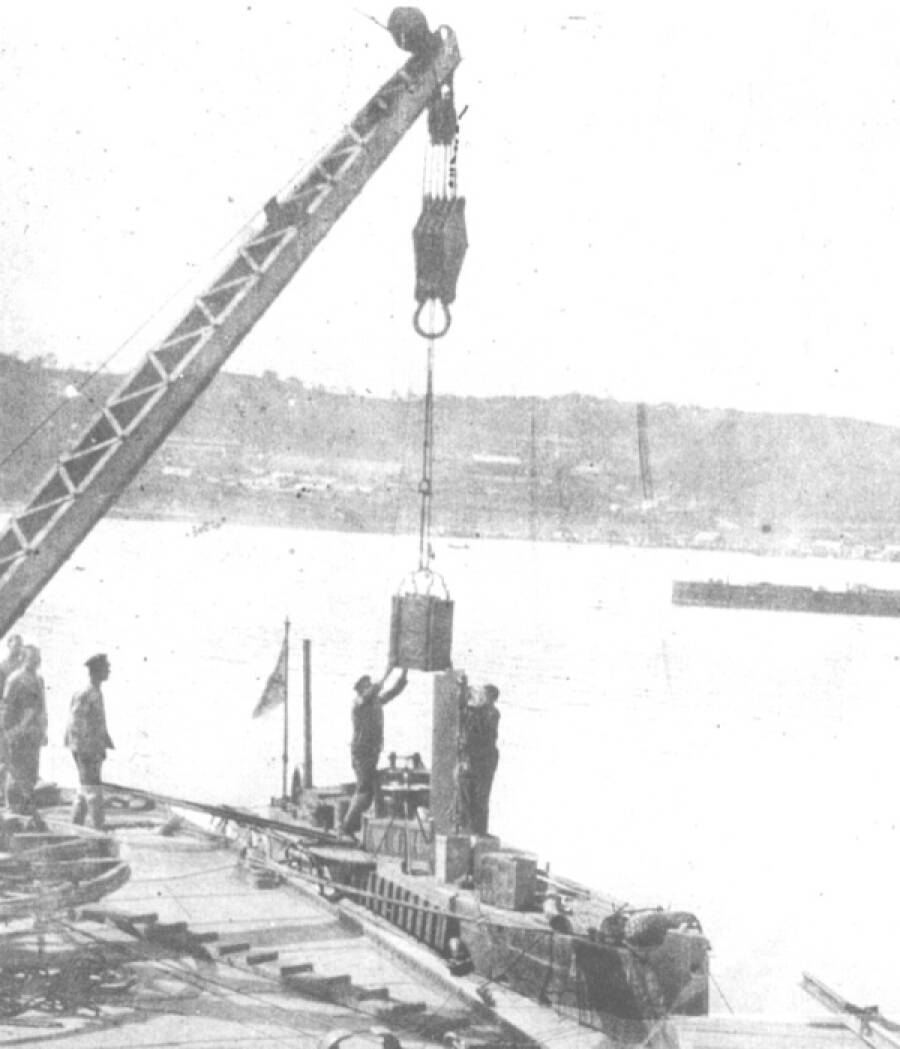 Загрузка аккумуляторов на подводную лодку «Дельфин» в порту Владивостока, 1905 год