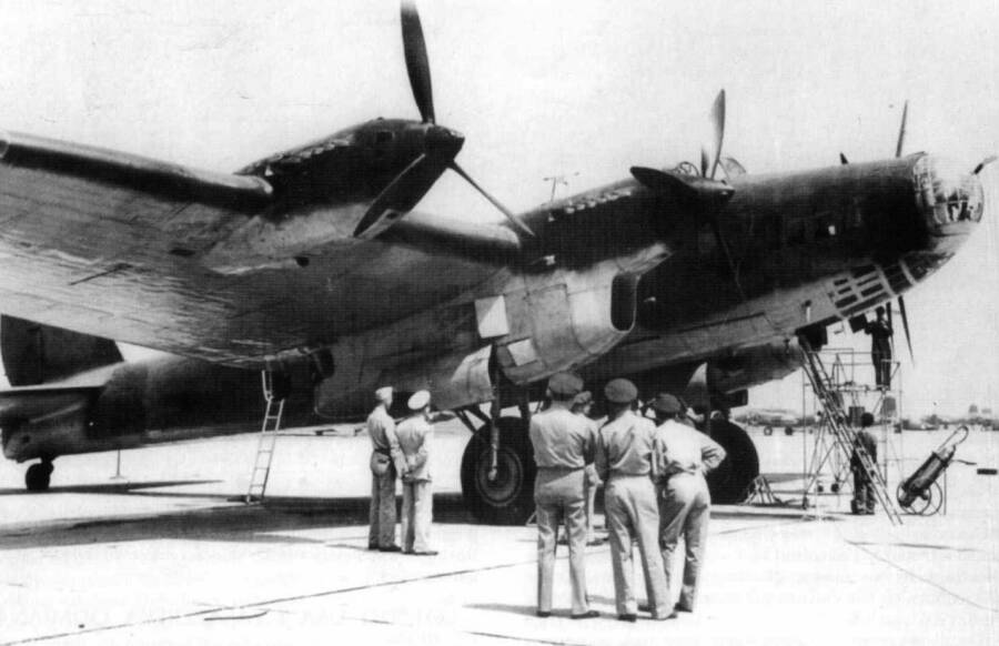 Американские офицеры осматривают дальний бомбардировщик Пе-8 №42066, доставивший 29 мая 1942 года в Вашингтон делегацию во главе с наркомом иностранных дел Вячеславом Молотовым, май-июнь 1942 года