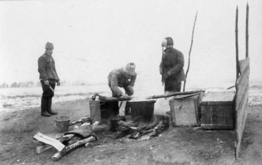 Если полевая кухня не приехала вовремя. Приготовление пищи на костре во время Первой Мировой войны