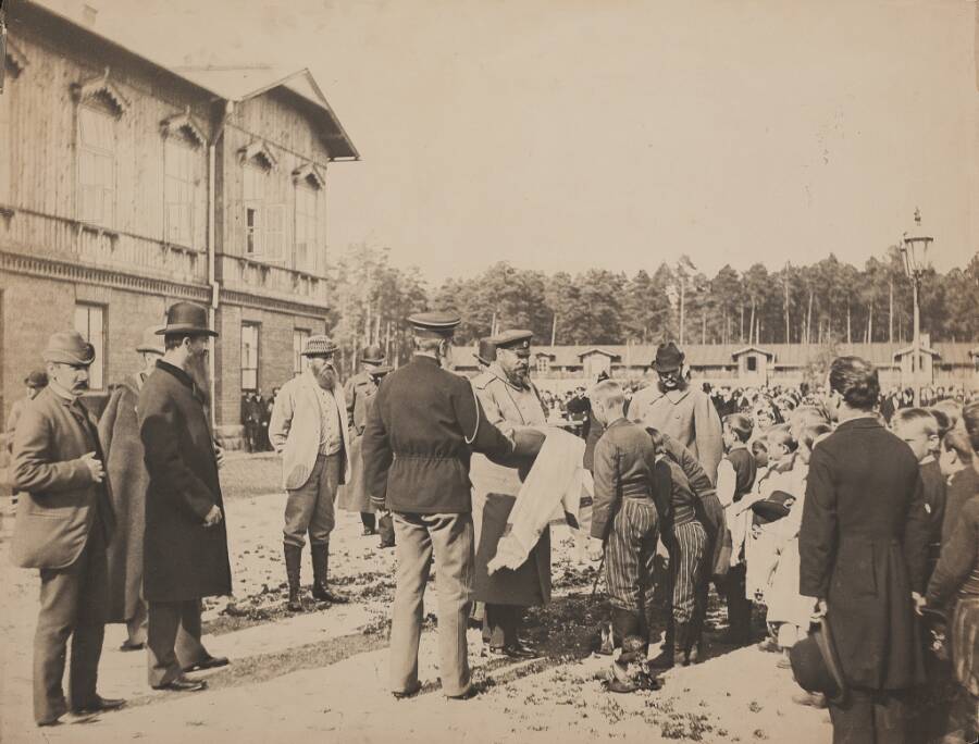 Император Александр III с делегацией местных жителей. Спала, 1886 год. Фото: Брандель Конрад (1838-1920). Из собрания Третьяковской галереи