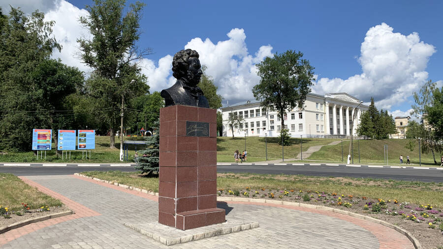 Торжок, Памятник Пушкину и Дом Культуры. Фото: Sergey Sebelev CC BY-SA 4.0