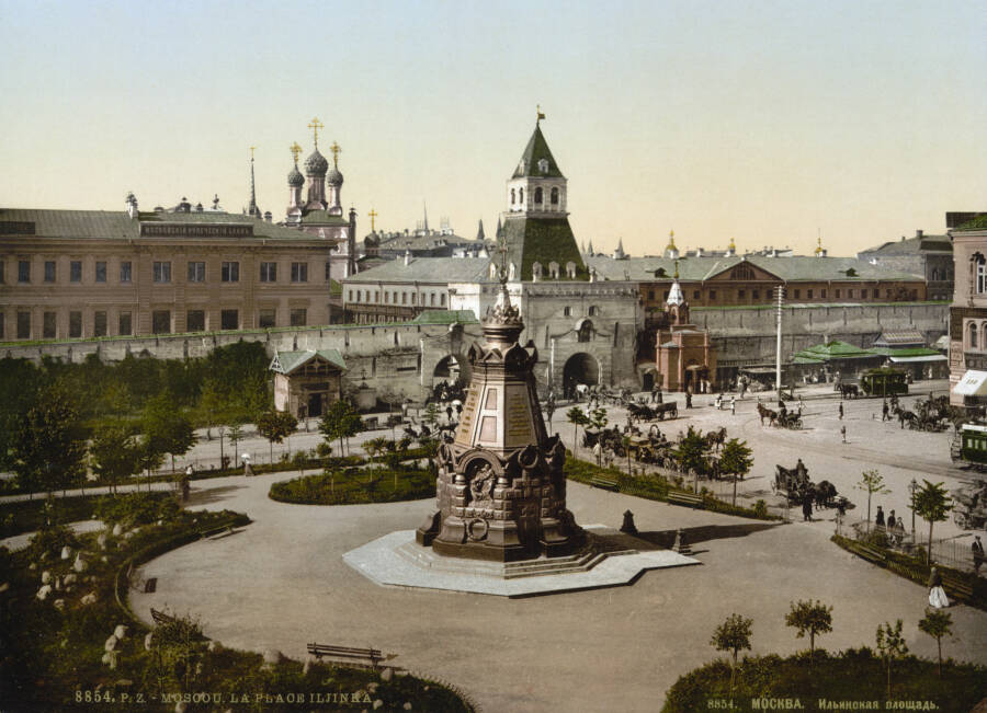 Москва. Вид на памятник героям Плевны. Открытка конца XIX века.