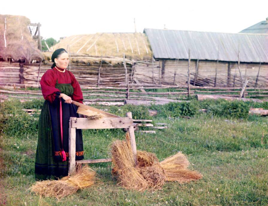 Крестьянка мнёт лён. Пермская губерния. Фото С.М. Прокудина-Горского, 1910 год.