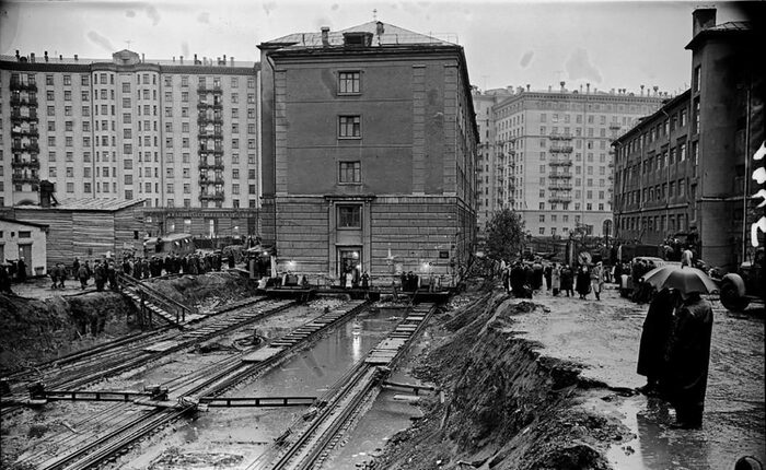 Как в Москве дома передвигали