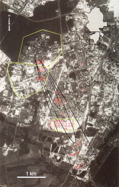 Спутниковый снимок южной части Свердловска. Черными линиями обозначено предполагаемое движение облака, желтые многоугольники — военные городки №19 (верхний) и №32 (нижний), желтый прямоугольник — район керамического завода, красные цифры — примерное место жительства пострадавших (цифрами обозначен порядковый номер в списке зараженных и погибших)